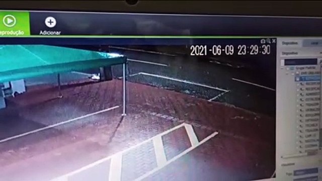 Uno prata com placa AGH-2896 foi furtado no Centro; câmera de segurança flagrou indivíduos levando o automóvel