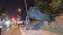 Eyüpsultan'da ilginç kaza; araç aydınlatma direği ile bariyer arasında asılı kaldı