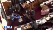 Diputados bolivianos se agarran a golpes por detención de expresidenta