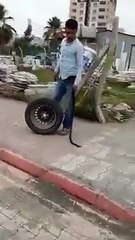 Lastik değiştirmeye kiminle gittiğini görünce çok şaşıracaksınız!