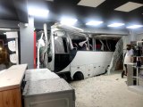 İzmir'de işçi servisi mobilya mağazasına daldı: 12 yaralı