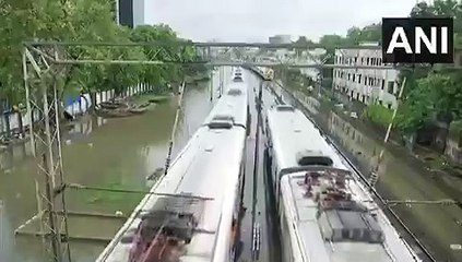Video: मुंबई में भारी बारिश, इमारत गिरने से 11 की मौत, रेलवे पटरियां डूबीं