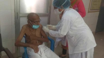 125-year-old Swami Shivanand got corona vaccine in Varanasi