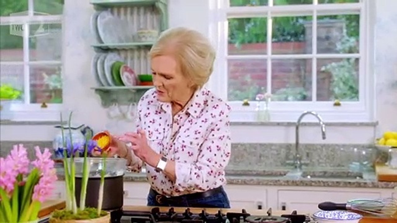 Lemon & Pistachio Meringue Roulade Recipe - Mary Berry'S Easter Feast: Episode 2 - Bbc Two