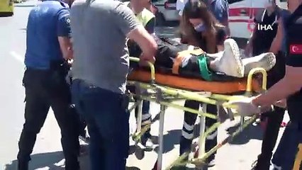 İstanbul'da feci kaza kamerada: Otomobilin çarptığı motosikletli yere savruldu
