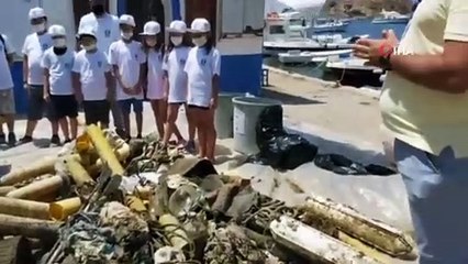 Denizden 2 saatte 1 ton atık çıkardılar