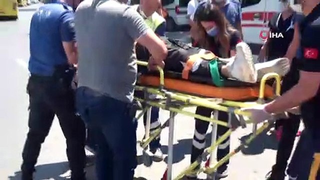 İstanbul’da feci kaza kamerada: Otomobilin çarptığı motosiklet üzerindekiler yola böyle savruldu