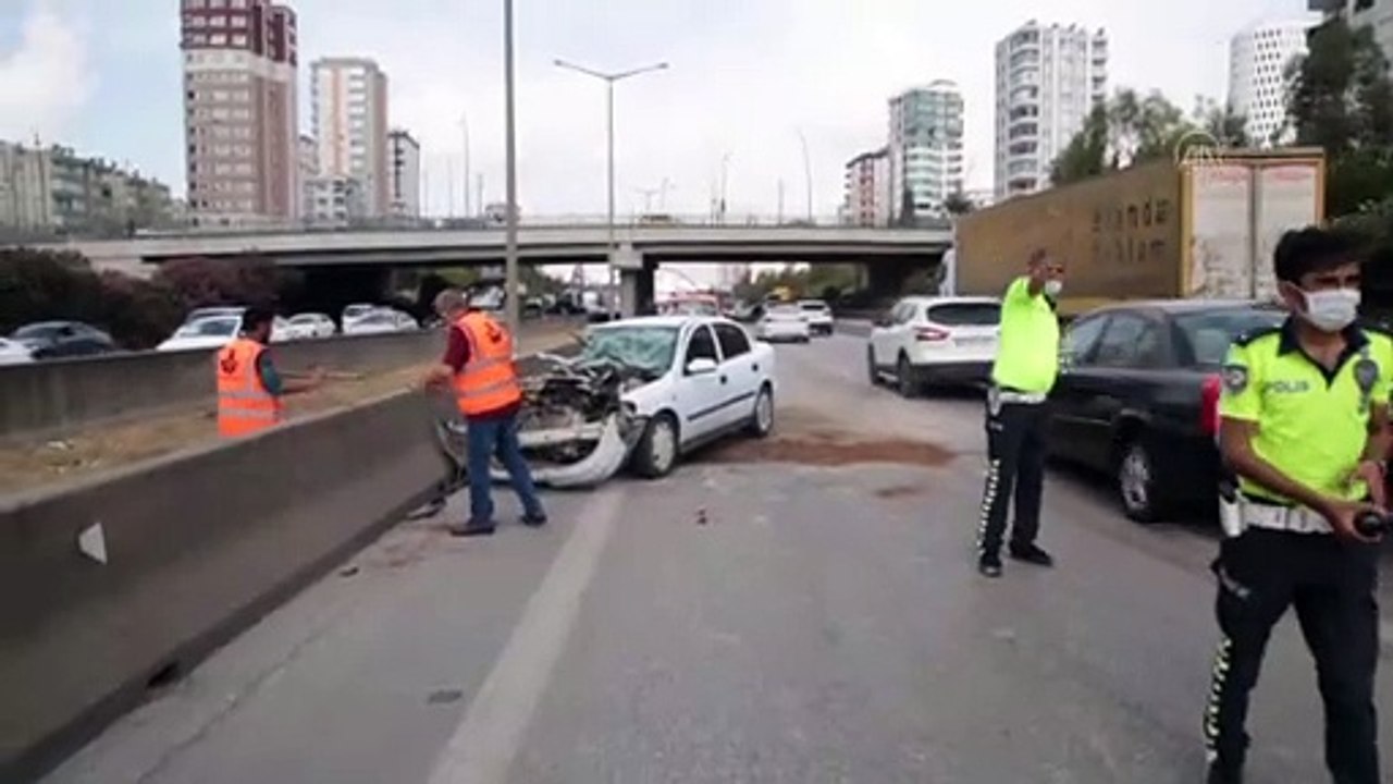 ADANA - Trafik kazasında 3 ilçe milli eğitim müdürü ve 2 şube müdürü yaralandı (2)