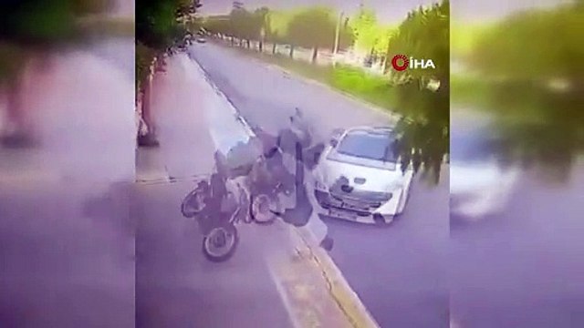 Motosiklet sürücüsü metrelerce havaya uçtu