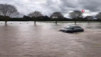 Avustralya'yı şiddetli rüzgar ve sel vurdu