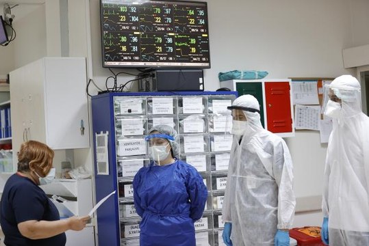 Kovid-19'u yenen hastadan, sağlık çalışanlarına duygulandıran mektup