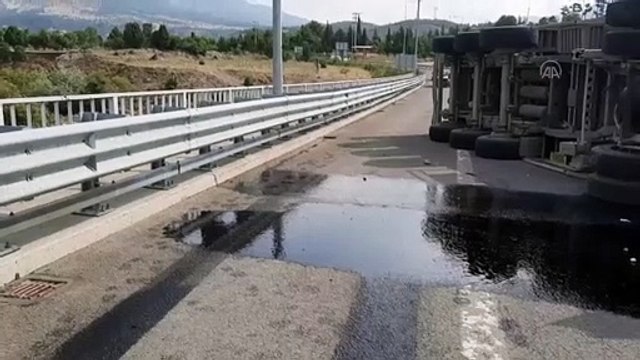 ADANA - Otoyolda devrilen çakıl yüklü tırın sürücüsü yaralandı