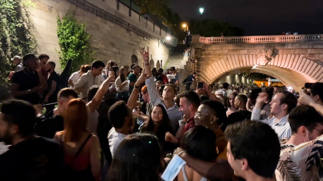 Danse sur les quais et terrasses bondées jusqu'à 23h, Paris savoure enfin une «vraie soirée»