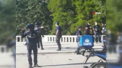 Taksim'de zabıta seyyar satıcıya copla müdahale etti