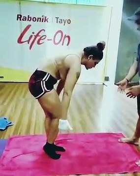 इनर वियर पहने योगा करने पर ट्रोल हुईं राखी सांवत, लोगों ने सुनाई खूब खरी-खोटी