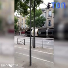 Une bouteille de vin géante en guise de tram à Bordeaux !