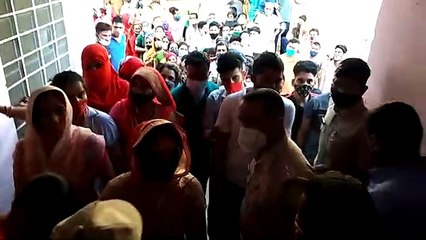 वैक्सीनेशन के लिए भीड़ के धावे से मची भगदड़, पुलिस  ने संभाला मोर्चा