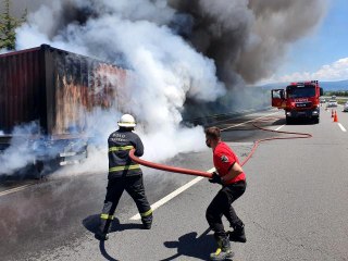 TEM'de alev alev yanan tırı dorsesi kül oldu