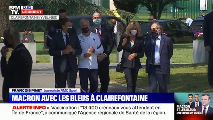 Emmanuel Macron arrive à Clairefontaine pour rencontrer l'équipe de France