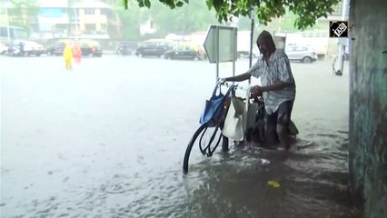 मुंबई की सड़कों पर भारी बारिश के बाद जलभराव
