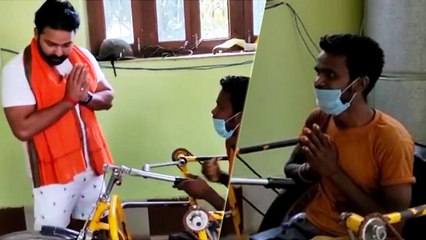 मोतिहारी से आरा पहुँचे इस फैन को देख भावुक हुए पावरस्टार पवन सिंह