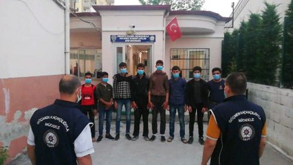 Göçmenleri tarım işçisi yapmak için alıkoymuşlar