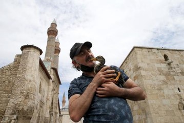 Sivaslı hayvanseverin "Çelik Naz" adını verdiği ördek yavrusuyla dostluğu ilgi görüyor