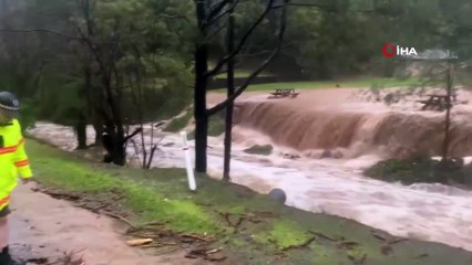 Avustralya'yı şiddetli rüzgar ve sel vurdu