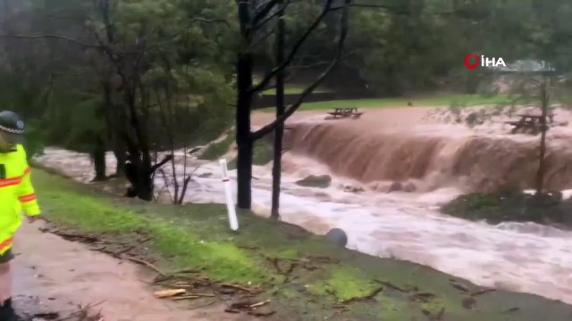 Avustralya'yı şiddetli rüzgar ve sel vurdu