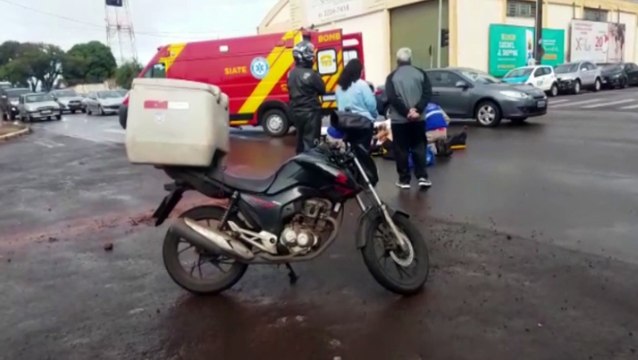 Motociclista sofre luxação no ombro após tentar evitar colisão e sofrer uma queda, na Região Central