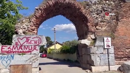 Binlerce yıllık surlar ilân-ı aşk tahtasına döndü