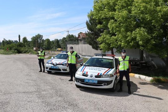 Toplu taşıma aracına sivil olarak binen jandarma görevlisi sürücünün hatalarını belirledi