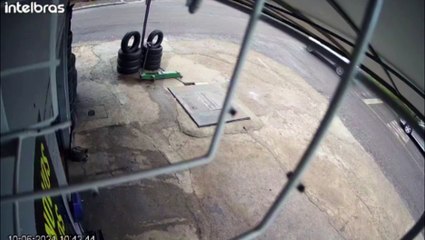 Vídeo mostra que motociclista provocou queda para evitar colisão com carro