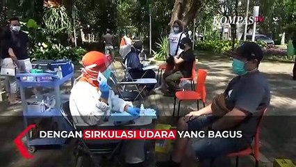 Bukan di Rumah Sakit, Warga Malang Disuntik Vaksin di Taman