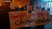 شاهد: المئات ينظمون احتجاجا نادرا في البحرين بعد وفاة سجين عقب حصوله على لقاح فيروس كورونا