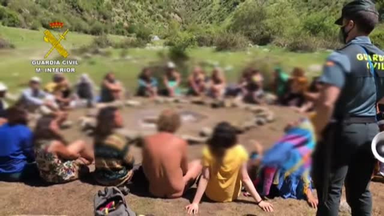 Los integrantes del campamento Arco Iris intentan abrazan a los guardias que los sancionan