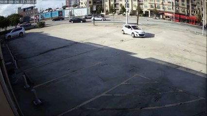 Une voiture tombe de nulle part