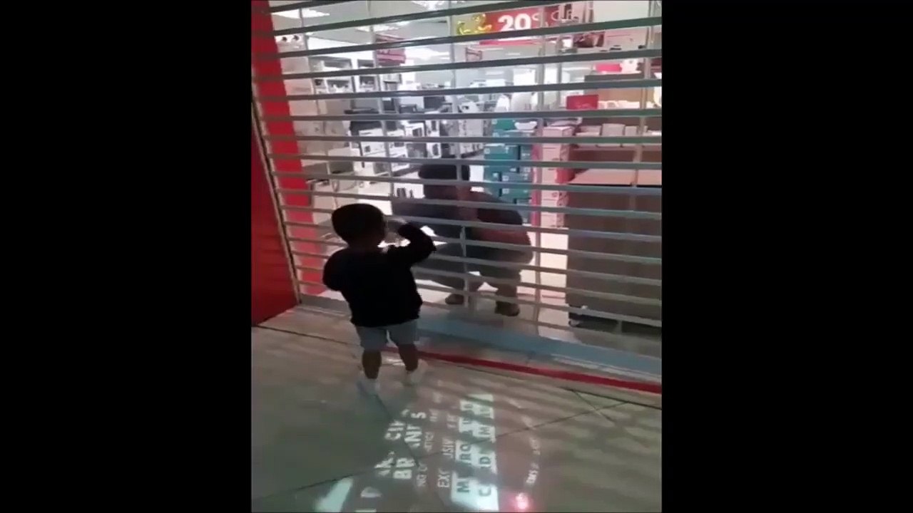 Ce papa fait croire à son fils qu'il est enfermé dans le magasin... blague cruelle
