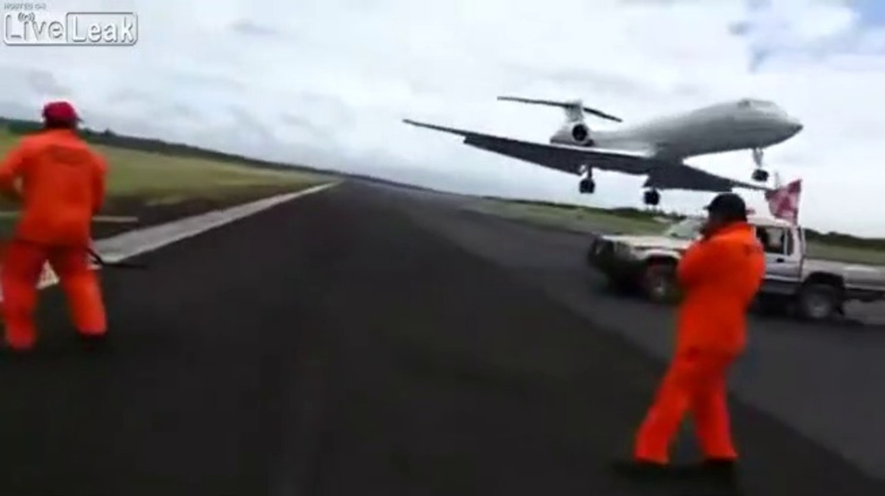 Ces ouvriers d'aéroport  font un métier risqué