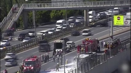İSTANBUL - Bayrampaşa'da yanan İETT otobüsü söndürüldü