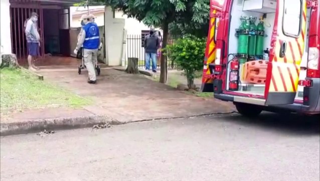 Idoso de 70 anos fica ferido ao sofrer queda dentro de casa, na Rua Leblon