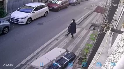 Üzerine düşen kanepeden son anda kurtuldu