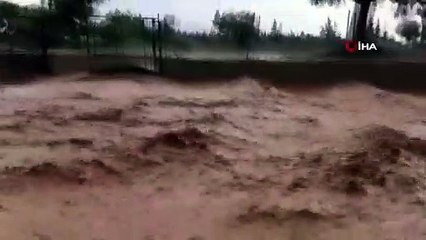 Nazilli'de sağanak sele neden oldu; sokaklar çamur deryasına döndü