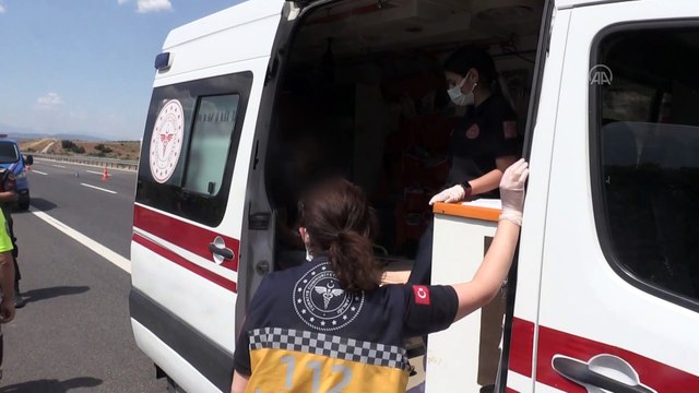 MANİSA - Kamyonet, kamyona arkadan çarptı: 1 ölü, 1 yaralı