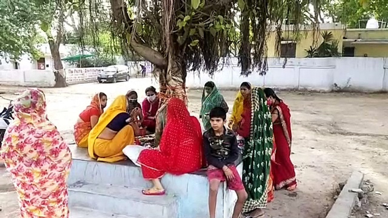 पति की दीर्घायु के लिए किया वट पूजन, परिक्रमा लगाई