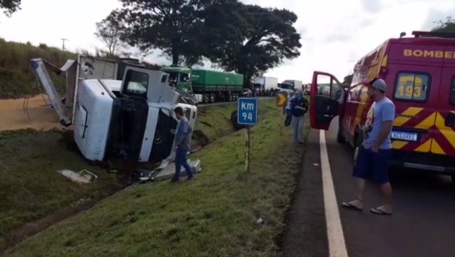 BR-467, sentido Toledo a Cascavel, fica completamente interditada após tombamento