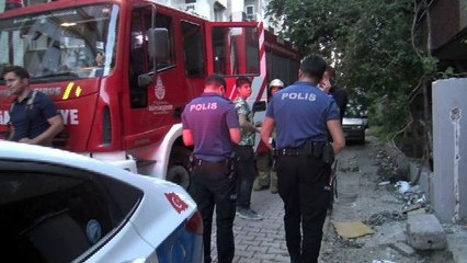 AVCILAR'DA ATIK TOPLAYICISININ SÖKMEYE ÇALIŞTIĞI ELEKTRİK PANOSU PATLADI