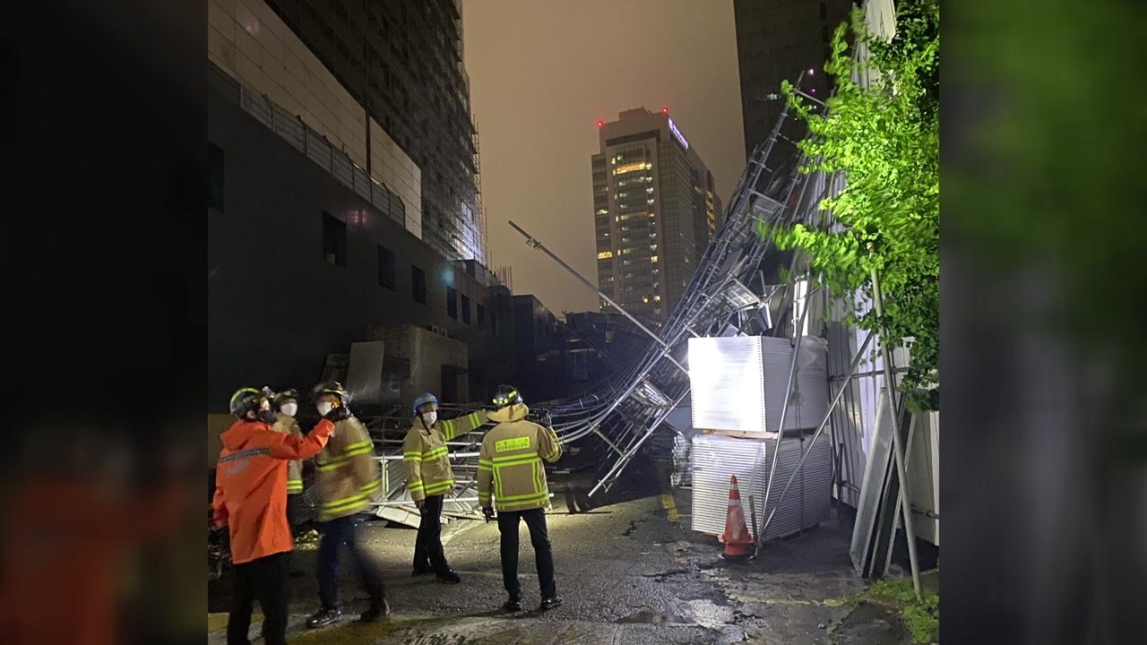 비바람에 호텔 철거 현장 임시가설물 무너져 / YTN