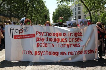 Fransa'da "ciddiye alınmak" isteyen psikologlar gösteri düzenledi