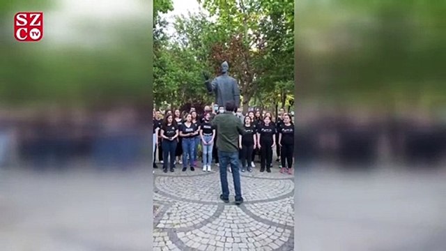 Müzisyenler sahneyi sokağa taşımaya devam ediyor: Ruhi Su Dostlar Korosu'ndan açık hava konseri